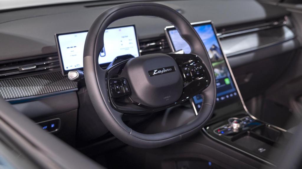 Puesto de conducción del Lepas L8.