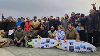 Concentración de surfistas en A Coruña este miércoles.