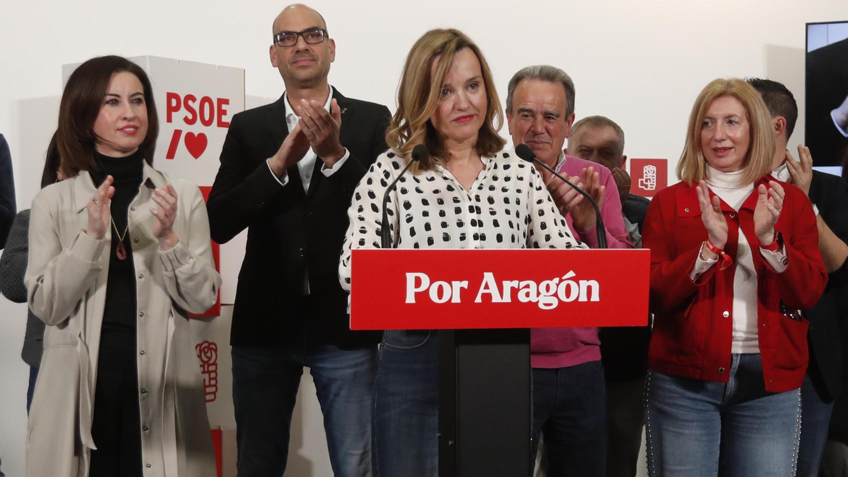 Pilar Alegría, junto a Teresa Ladrero (a su izquierda) y Juan Antonio Sánchez Quero (a su derecha)