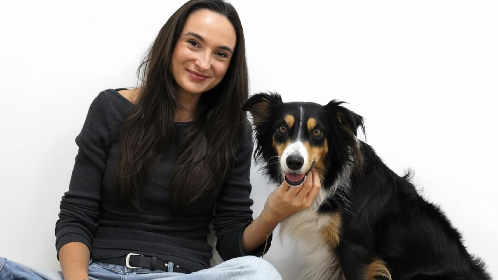Claudia Cañellas con un perro.