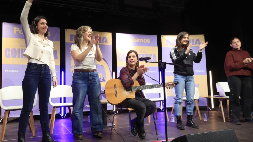 María Goikoetxea, apoyada en un acto de campaña por Irene Montero e Ione Belarra