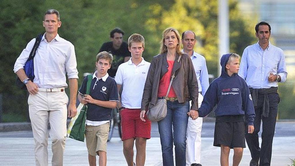 Iñaki Urdangarin junto a la infanta Cristina y sus hijos en una fotografía de 2013.