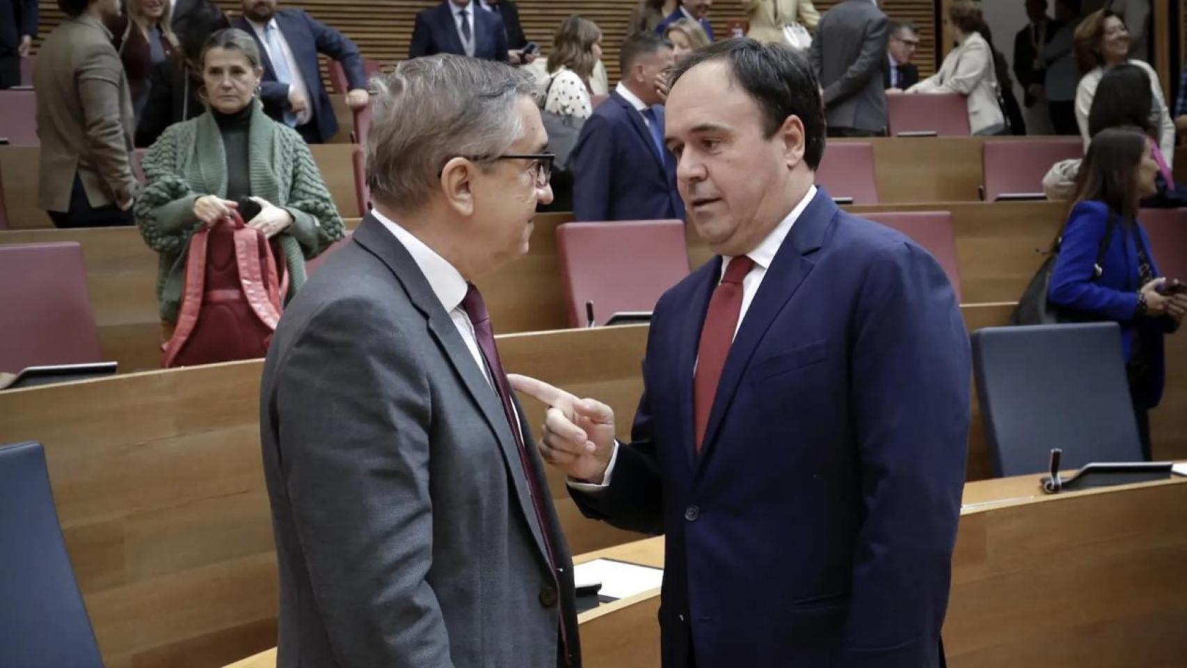 Pérez Llorca habla con el conseller de Hacienda, José Antonio Rovira. José Cuéllar / Corts