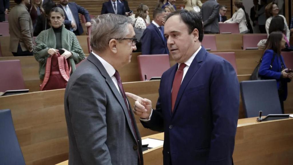 Pérez Llorca habla con el conseller de Hacienda, José Antonio Rovira. José Cuéllar / Corts