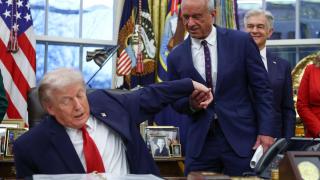 El presidente de Estados Unidos, Donald Trump, le da la mano al secretario de Salud y Servicios Humanos (HHS), Robert F. Kennedy Jr., tras firmar una orden ejecutiva el pasado 29 de enero.