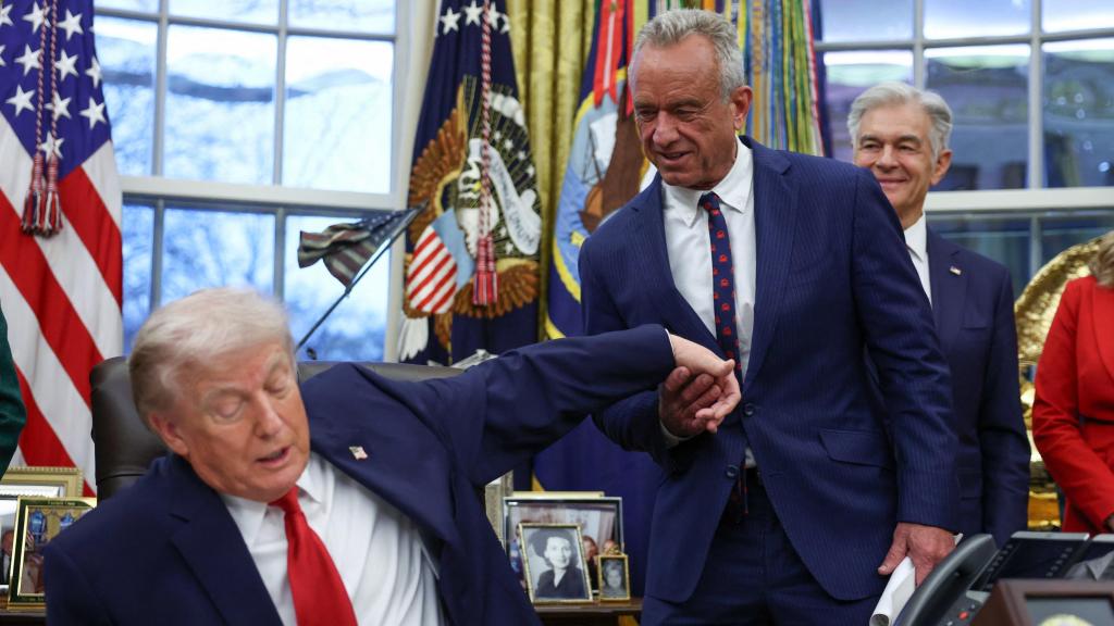 El presidente de Estados Unidos, Donald Trump, le da la mano al secretario de Salud y Servicios Humanos (HHS), Robert F. Kennedy Jr., tras firmar una orden ejecutiva el pasado 29 de enero.