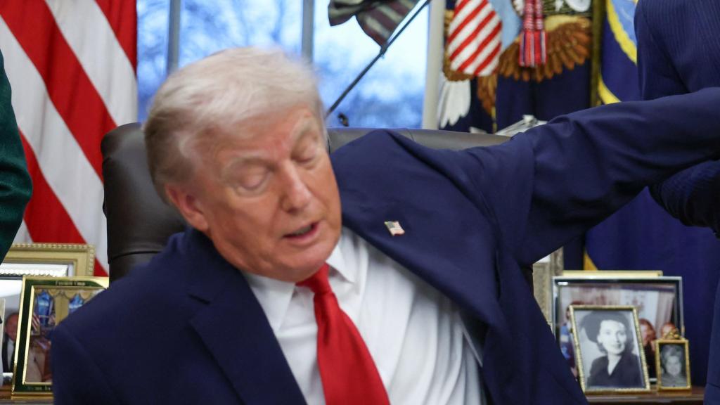 El presidente de Estados Unidos, Donald Trump, le da la mano al secretario de Salud y Servicios Humanos (HHS), Robert F. Kennedy Jr., tras firmar una orden ejecutiva el pasado 29 de enero.