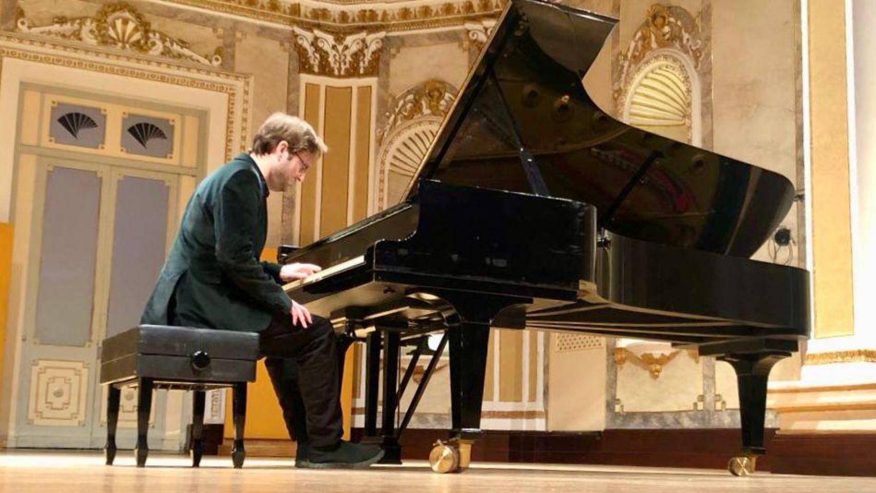 El Pianista de la Mano Izquierda en uno de sus conciertos.