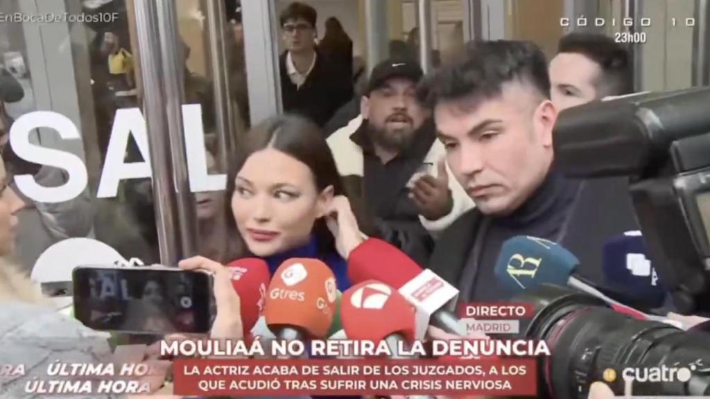 Elisa Mouliáa a la salida de los juzgados, bloqueando la entrada.