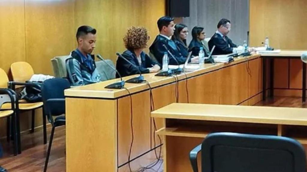A la izquierda, Julián Ovejero, el conocido como 'asesino de Grindr', durante su juicio en la Audiencia Provincial de Madrid.