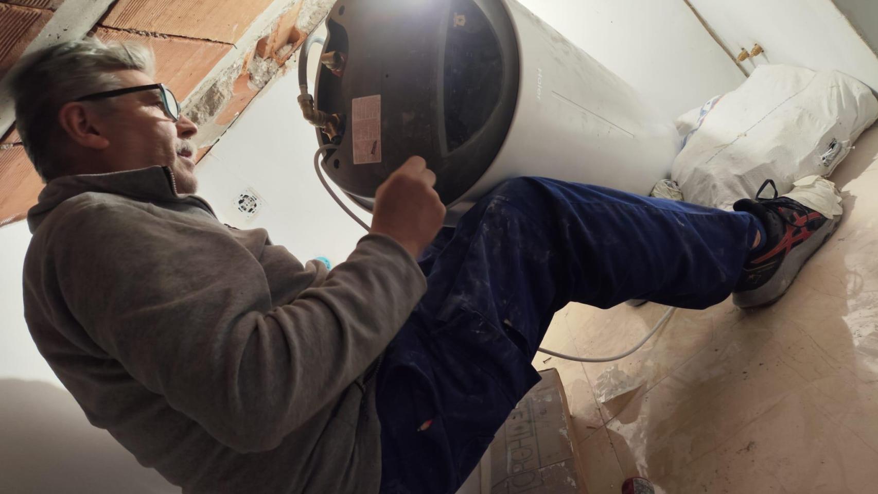 Roberto, el fontanero de 70 años en pleno trabajo