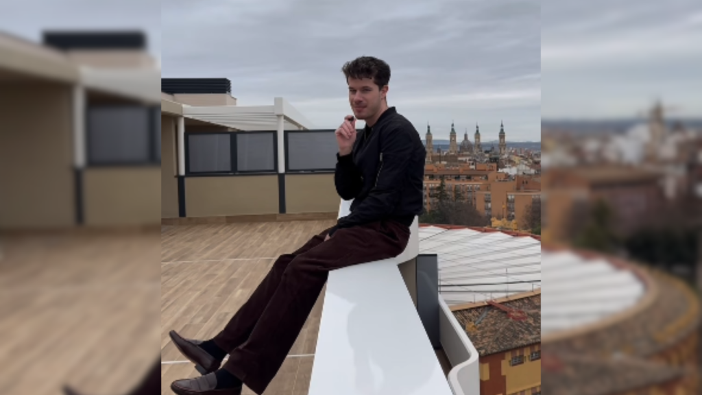 Jaume Folch, influencer, en su nuevo piso de Zaragoza.
