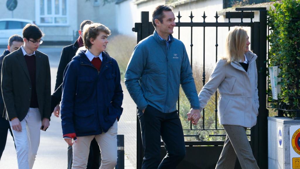 Iñaki, la infanta Cristina y algunos de sus hijos, paseando por Vitoria en 2019.