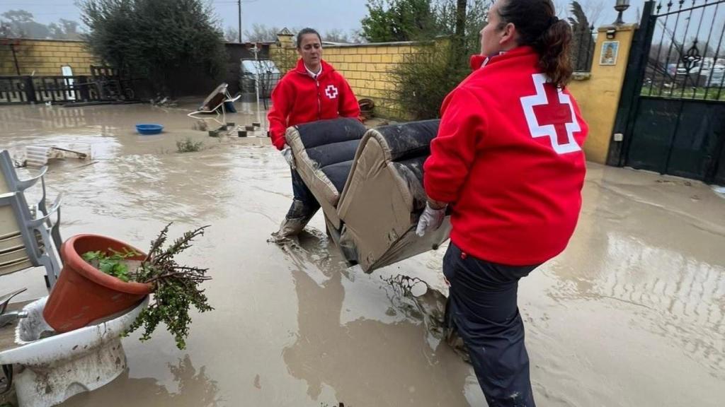 Personal de la Cruz Roja ayuda en una casa inundada en Córdoba.