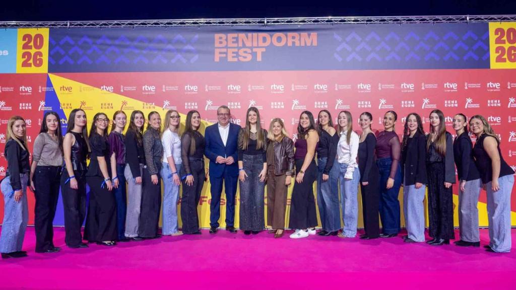Toni Pérez, en la primera semifinal del martes, con las festeras de la ciudad.