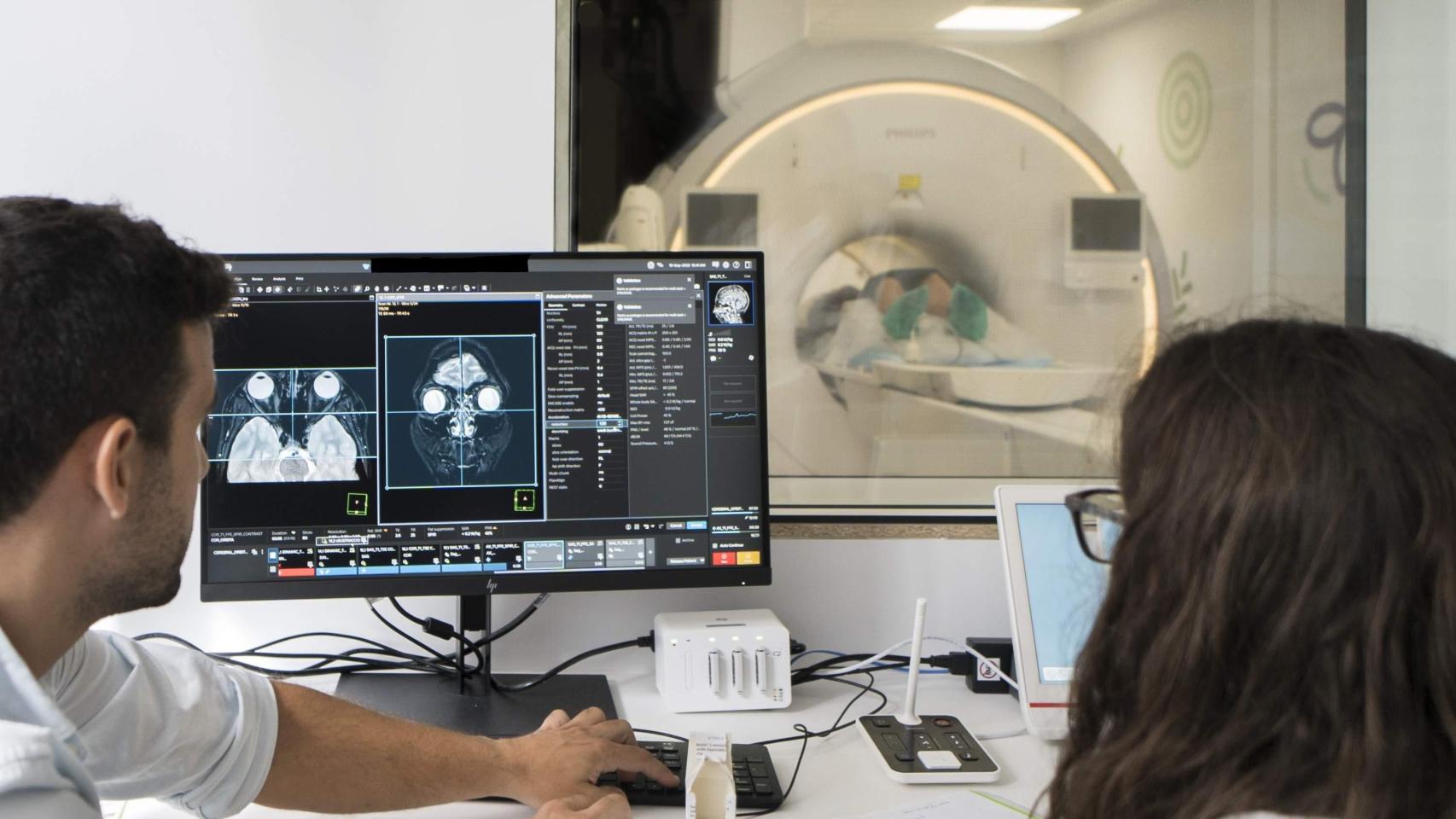 Profesionales sanitarios utilizando una herramienta de IA para un diagnóstico.