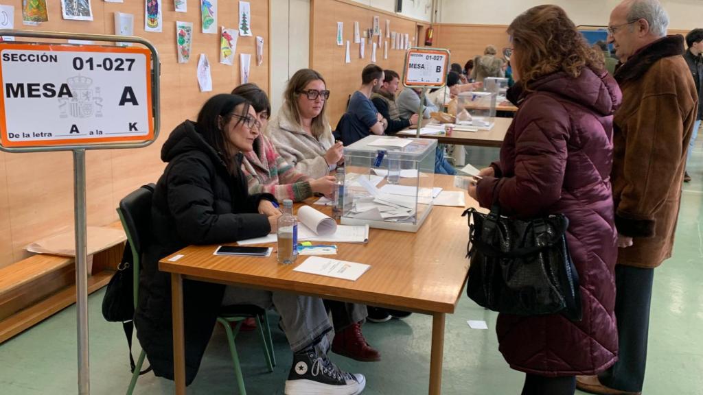 Varias personas votan en uno de los colegios electorales de Zaragoza capital este pasado domingo.