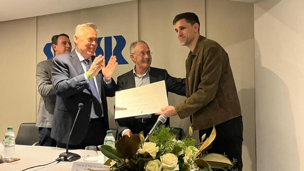 La Fundación San Rafael entrega su Premio Rafael Hervada al científico César de la Fuente