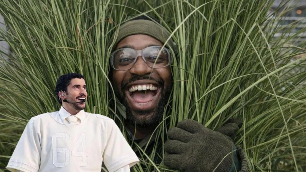 Bad Bunny y un hombre vestido como arbusto.