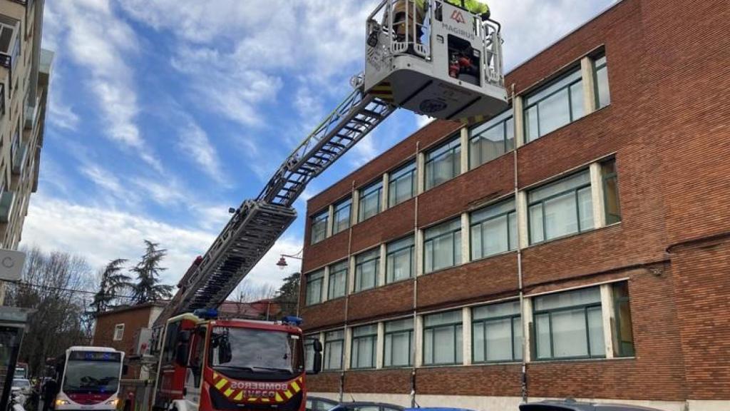 Los bomberos actuando en León.