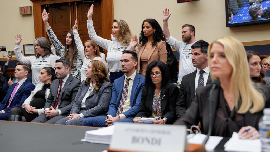 Los sobrevivientes de Jeffrey Epstein levantan la mano después de que la representante estadounidense Pramila Jayapal (D-WA) preguntara quién de ellos no había podido reunirse con el Departamento de Justicia de los Estados Unidos dirigido por la fiscal general Pam Bondi.