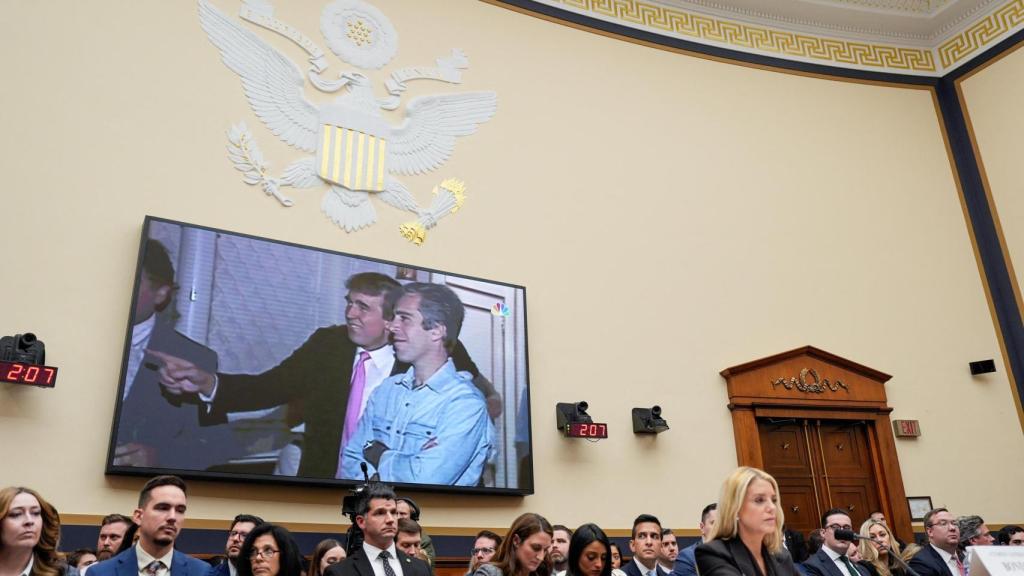 Un videoclip muestra a Donald Trump, quien actualmente es presidente de Estados Unidos, hablando con Jeffrey Epstein , mientras la fiscal general de Estados Unidos, Pam Bondi, observa durante una audiencia del Comité Judicial de la Cámara de Representantes.