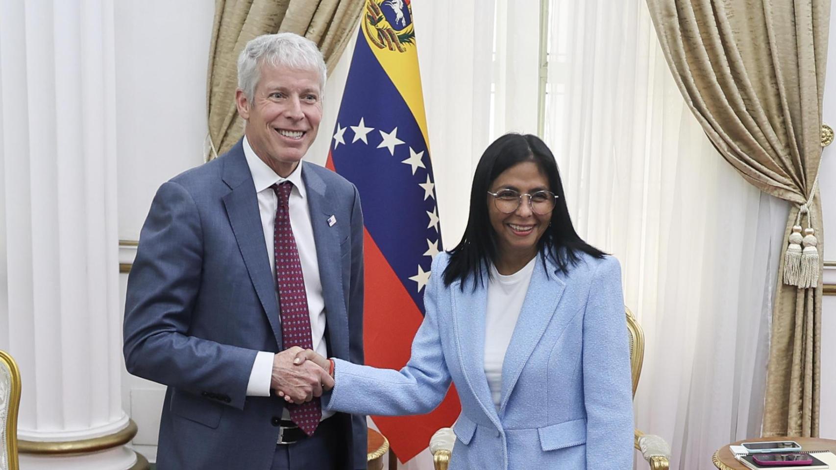 La líder chavista Delcy Rodríguez saluda al secretario de Energía de EEUU, Chris Wright, este miércoles en Caracas.