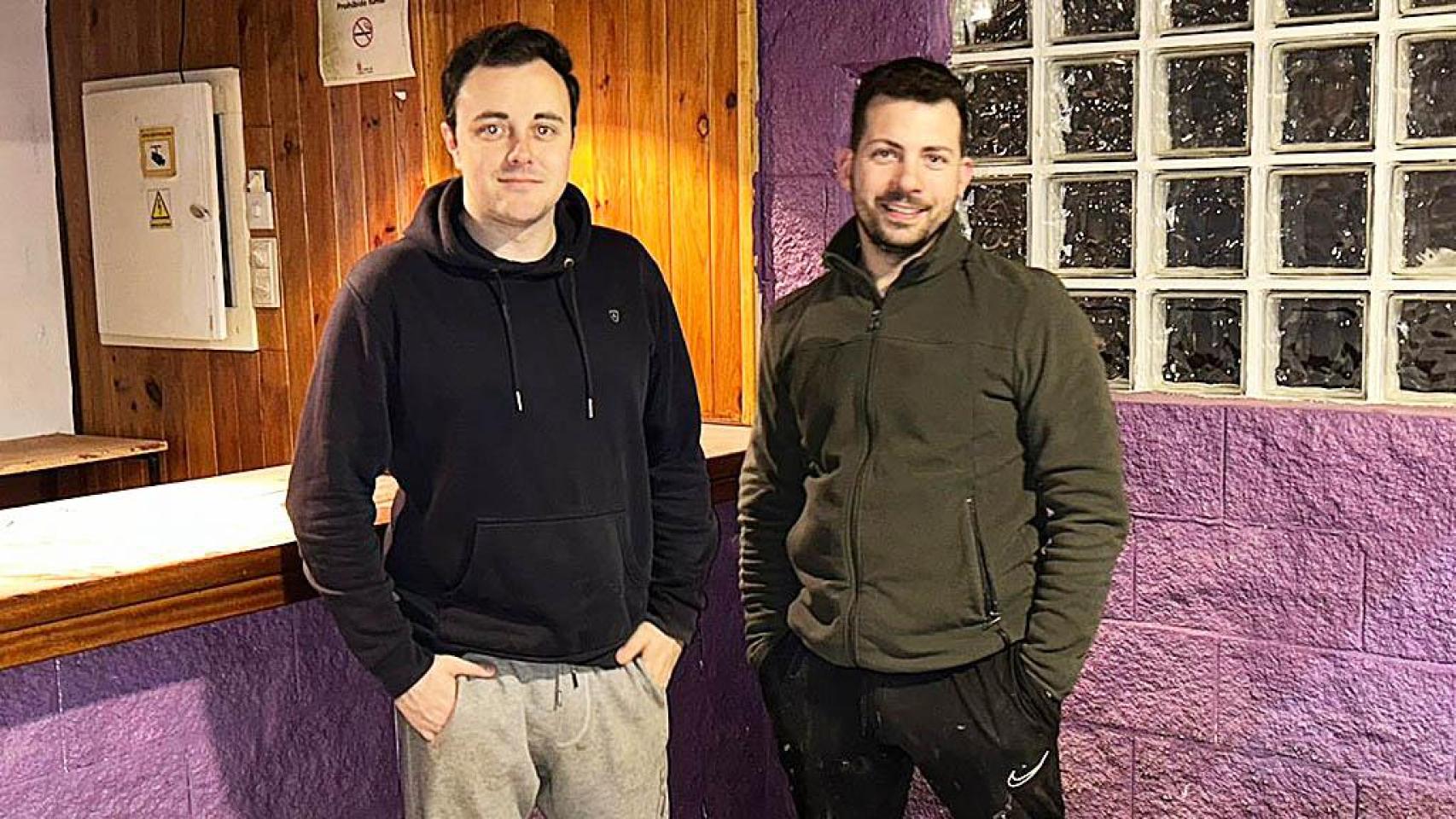 David a la derecha y Álvaro a la izquierda en la Discoteca Oasis.