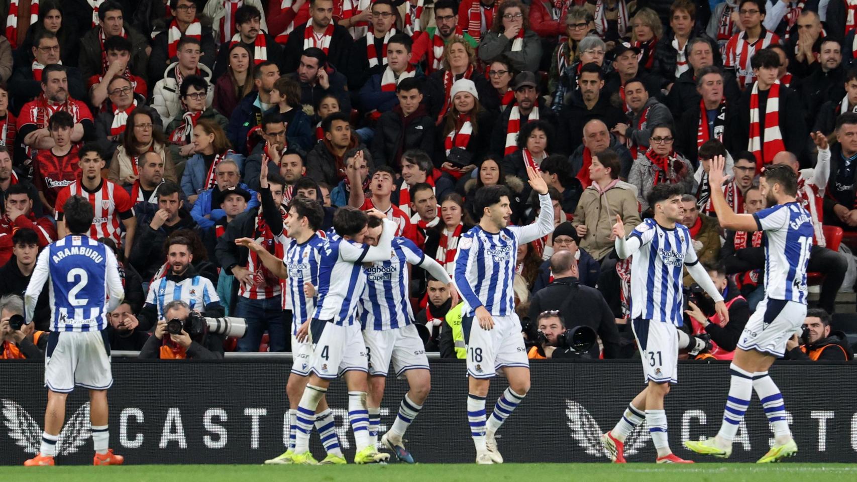 Los jugadores de la Real Sociedad celebran el gol de Beñat Turrientes ante el Athletic Club.