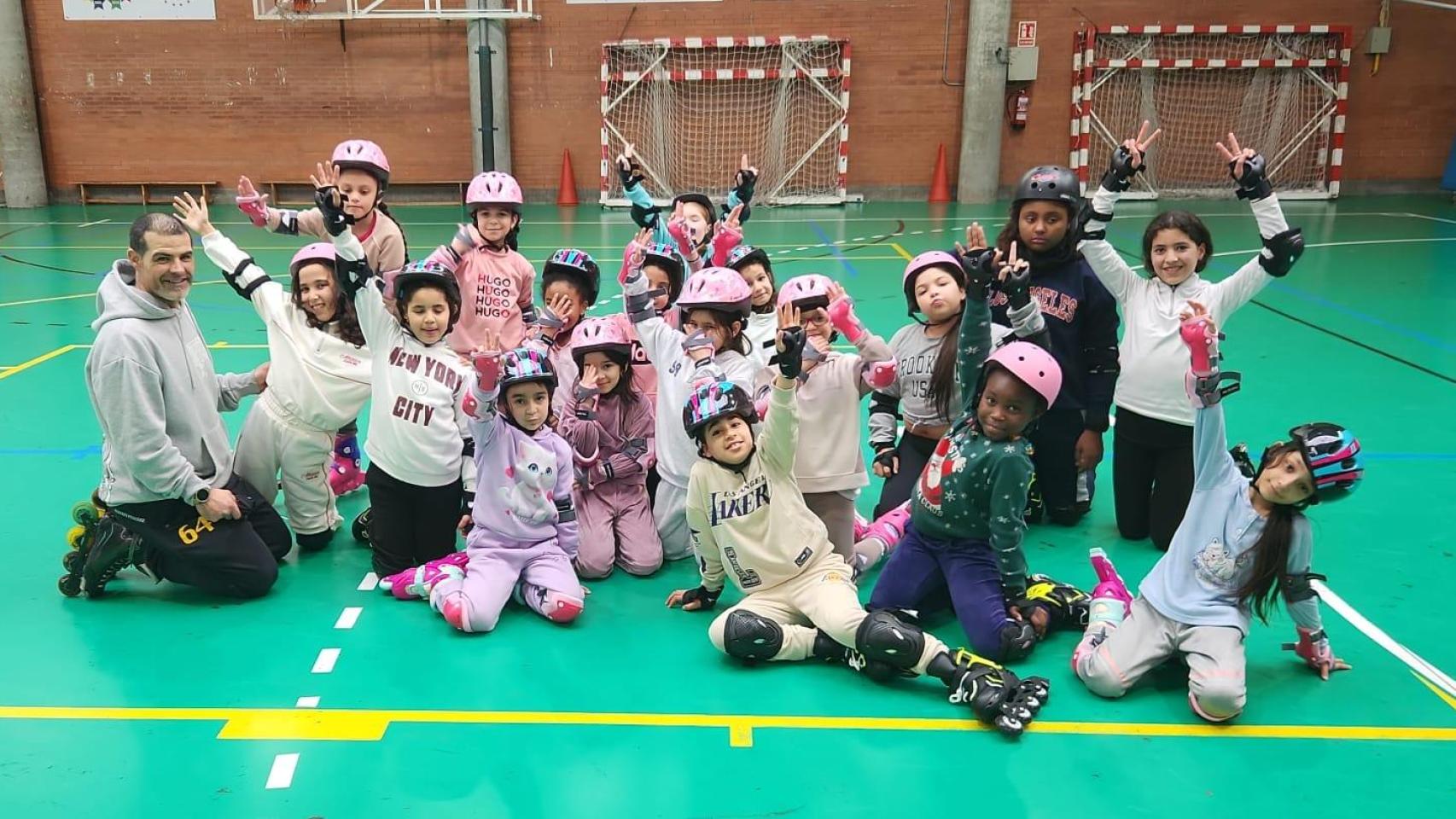 Las niñas de las Panteras Rosas posan con su técnico Andrés Portero