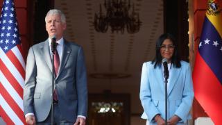 El secretario de Energía de EEUU, Chris Wright, y la líder chavista Delcy Rodríguez, este miércoles en el Palacio de Miraflores de Caracas.