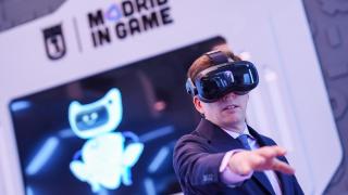 El alcalde de Madrid, José Luis Martínez-Almedia, prueba la nueva experiencia de realidad virtual en el recién inaugurado Discovery Center de Madrid in Game.