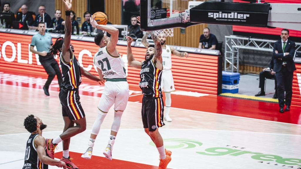 Chris Duarte entra a canasta durante el Fitness First Wurzburgs vs. Unicaja de la BCL