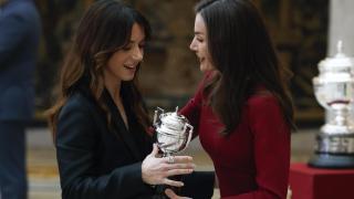 La Reina entrega su trofeo a la futbolista.