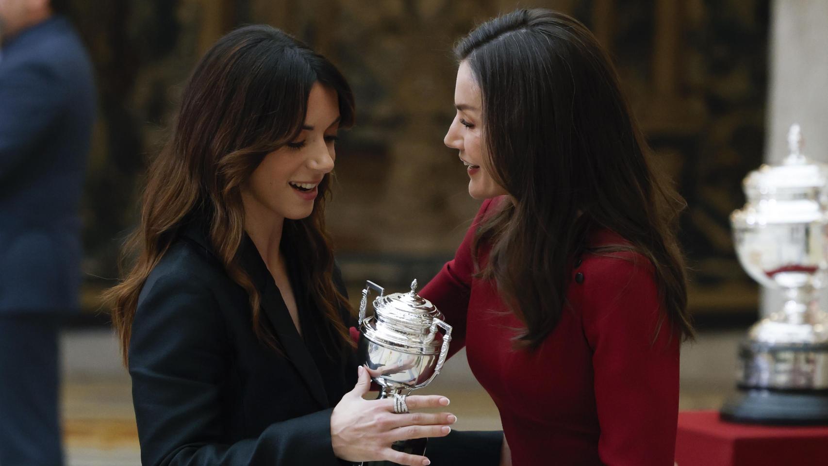 La Reina entrega su trofeo a la futbolista.