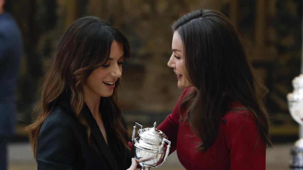 La Reina entrega su trofeo a la futbolista.