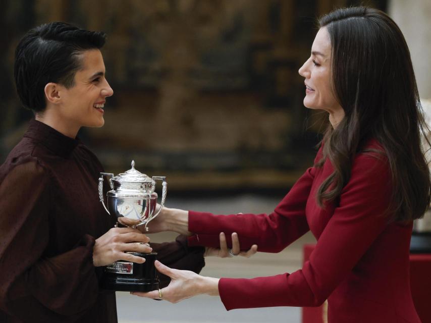 Letizia entrega su premio a la atleta María Perez.