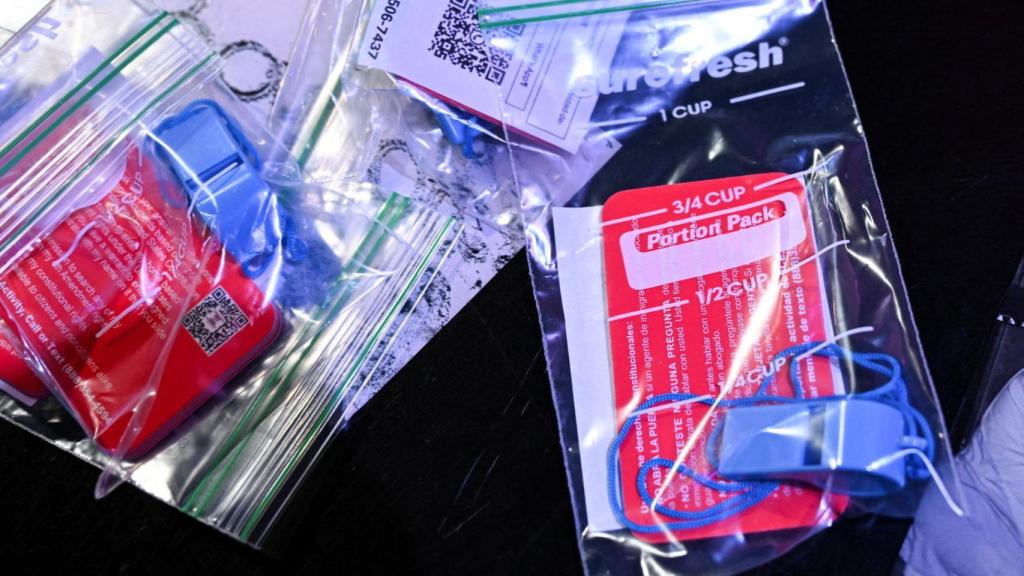 El kit de alerta contra el ICE que incluye un silbato impreso en 3D.