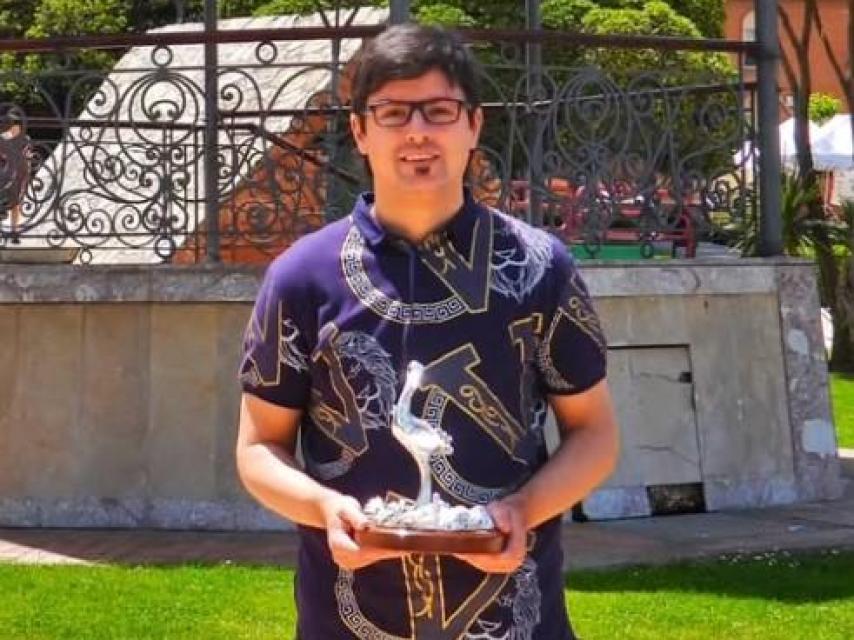 Moisés Laguardia, antiguo concursante de 'Pasapalabra', recibiendo el premio 'Cigüeña de la Plata'.