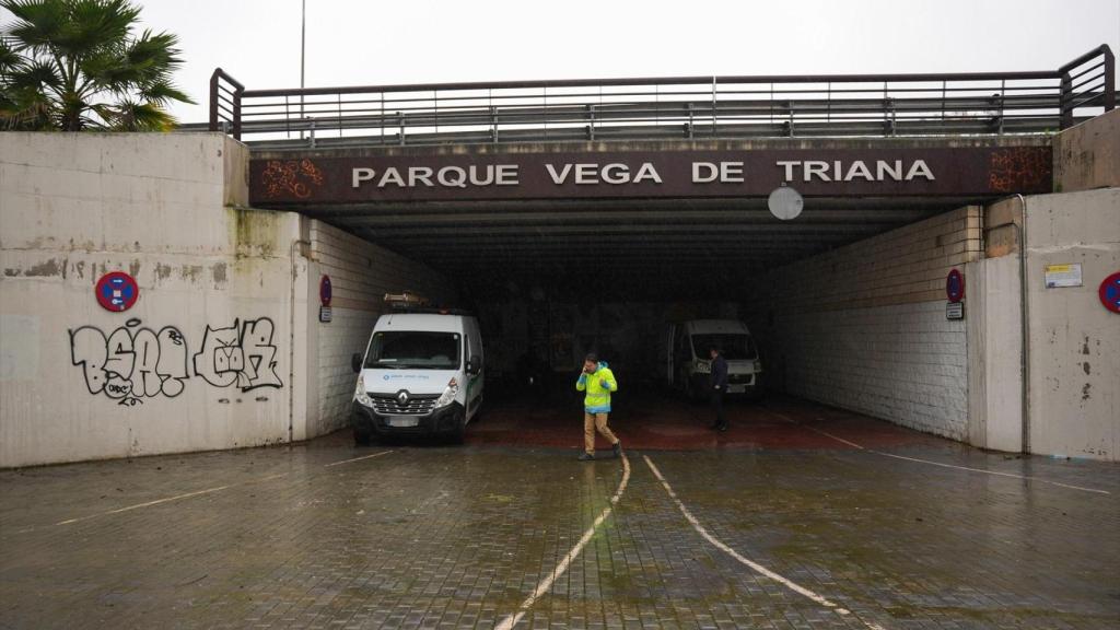 Operarios proceden al cierre preventivo de las compuertas de la Vega de Triana ante una eventual crecida del río el 6 de febrero.