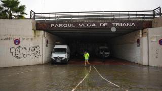 Operarios proceden al cierre preventivo de las compuertas de la Vega de Triana ante una eventual crecida del río el 6 de febrero.