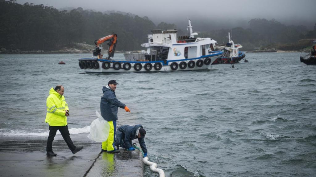 Guardacostas limpian los residuos tras el hundimiento, a 10 de febrero de 2026, en O Grove, Pontevedra, Galicia.