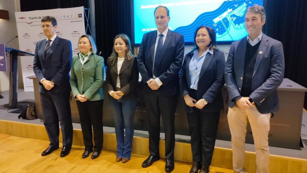 Manuel Arana (Puertos del Estado), la secretaria general de Pesca, Isabel Artime; la conselleira do Mar, Marta Villaverde; el presidente del Puerto de Vigo, Carlos Botana; la delegada de la Xunta, Ana Ortiz; y José Estors (FAO).