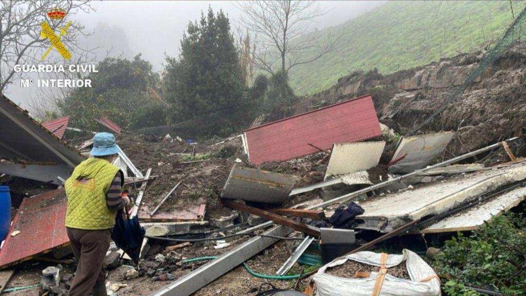 Un talud de la autovía do Morrazo se desploma sobre una vivienda en Moaña (Pontevedra), dejando una persona herida.