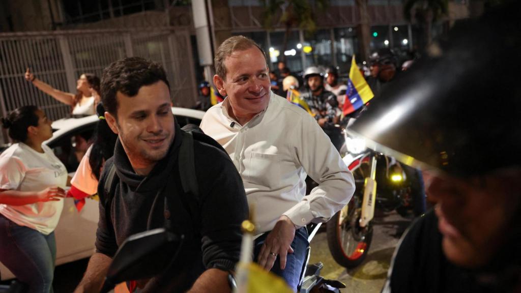 Juan Pablo Guanipa, de camisa blanca, encabeza una marcha motociclista por las calles de Caracas antes de ser detenido.