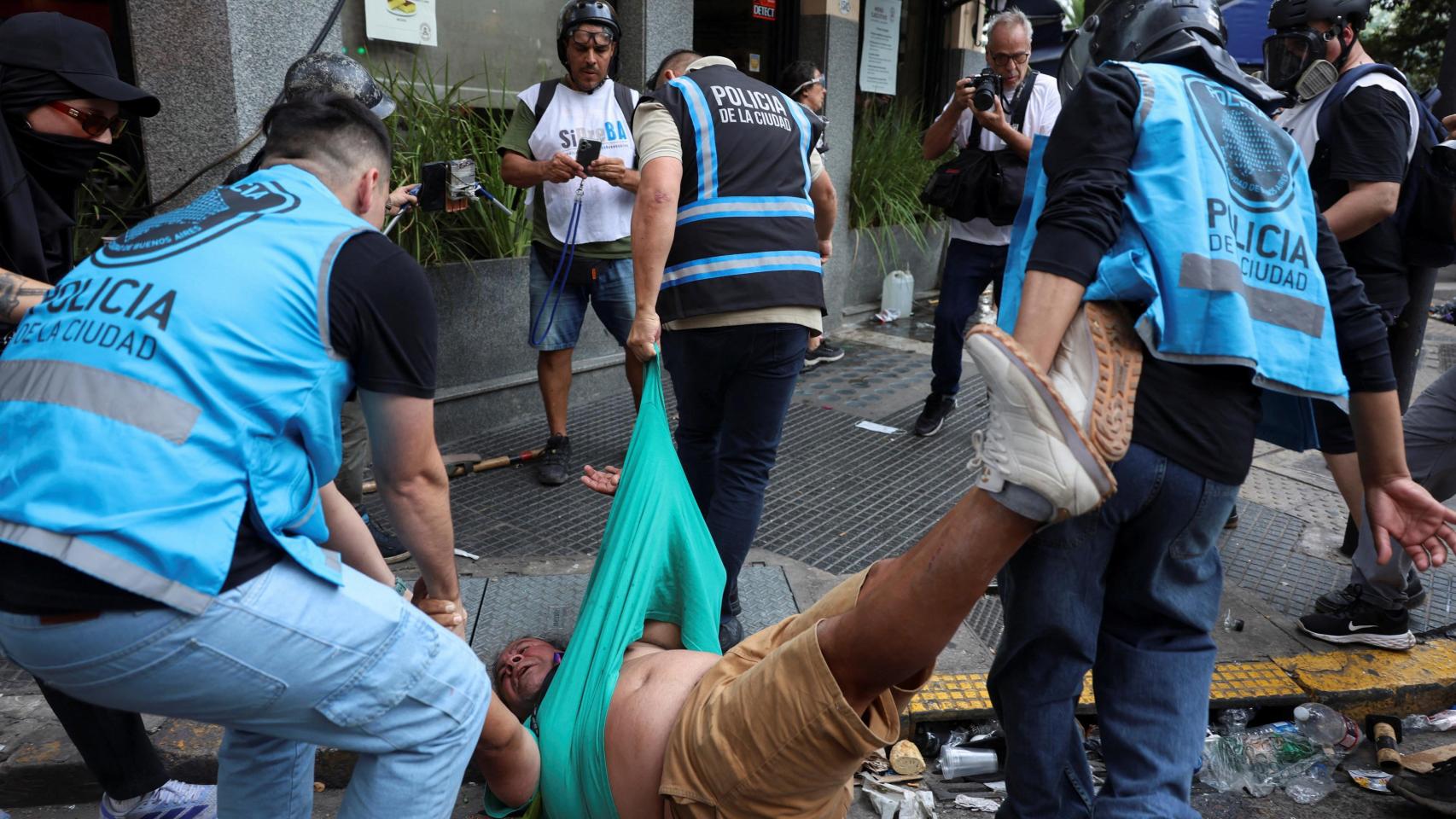 Agentes de policía detienen a un manifestante en las protestas de este miércoles contra la reforma laboral de Milei.