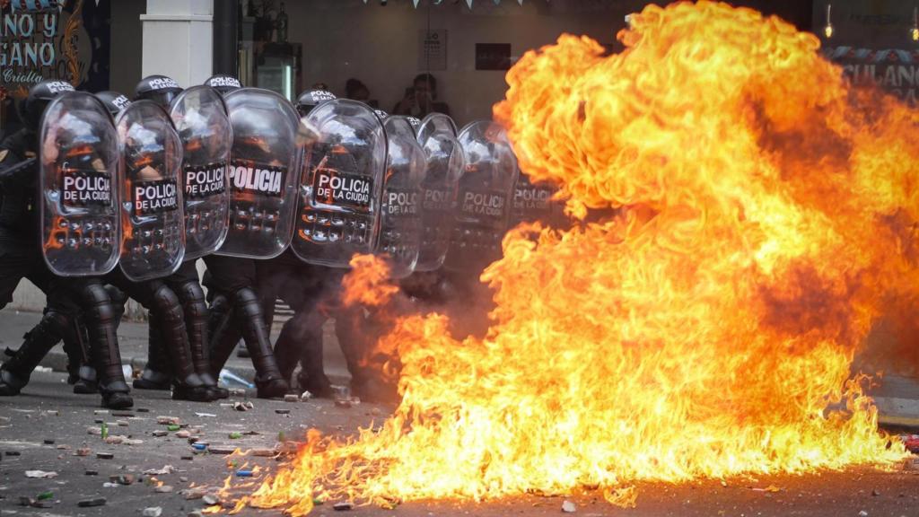Agentes de la Policía de Argentina durante la protesta de este miércoles en Buenos Aires.