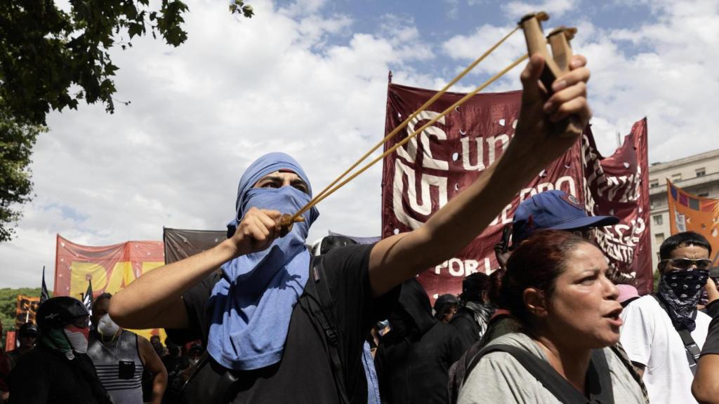 Демонстрант који баца камење праћком у Буенос Ајресу ове среде.