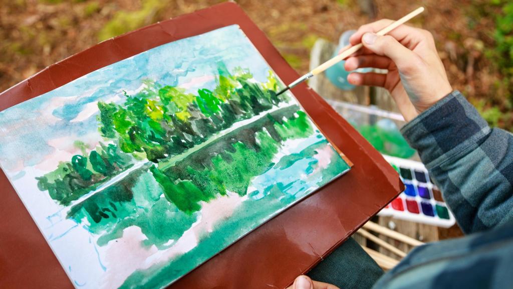 Imagen de archivo de un artista pintando un paisaje con acuarelas.