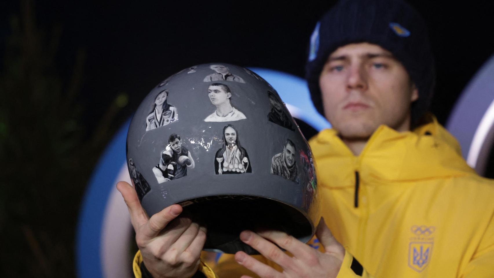 Vladyslav Heraskevych con su casco con los rostros de los atletas ucranianos muertos en la invasión rusa